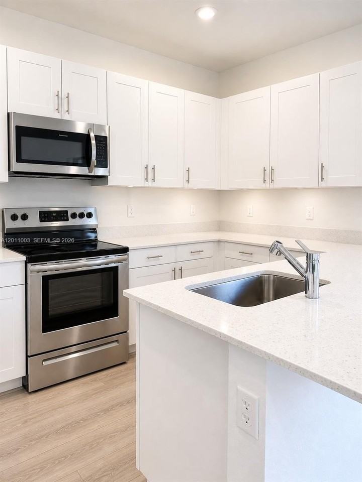 925 Ne 211th St #925 - Photo 2 of 10