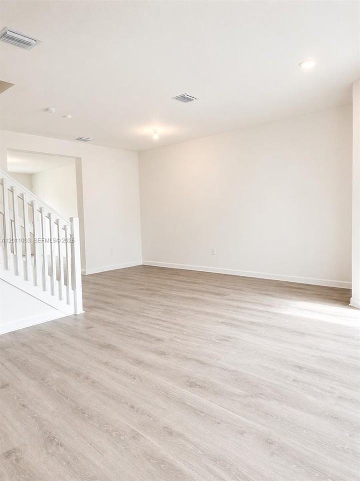 925 Ne 211th St #925 - Photo 3 of 10
