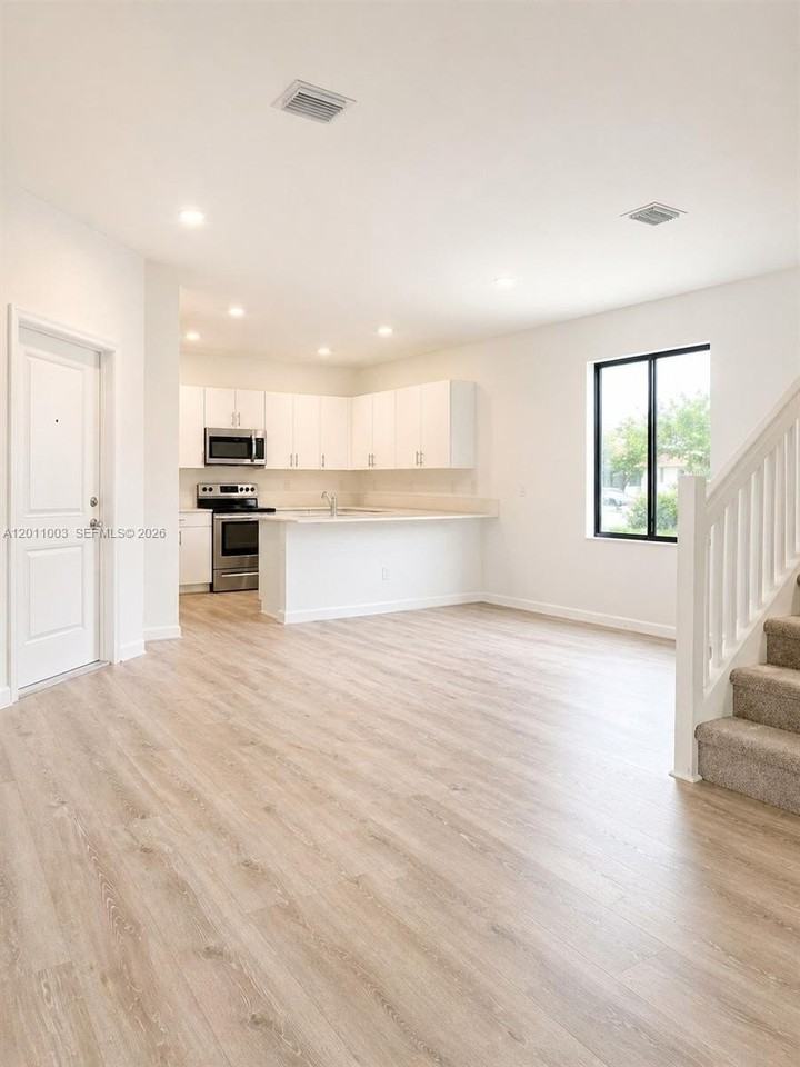 925 Ne 211th St #925 - Photo 4 of 10