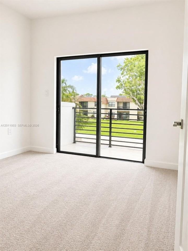 925 Ne 211th St #925 - Photo 6 of 10
