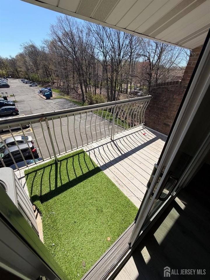 510 Edison Glen Ter - Photo 4 of 8