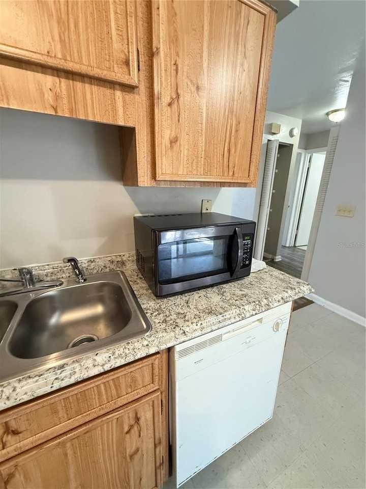 615 Sw 11th Ln #D - Photo 2 of 12