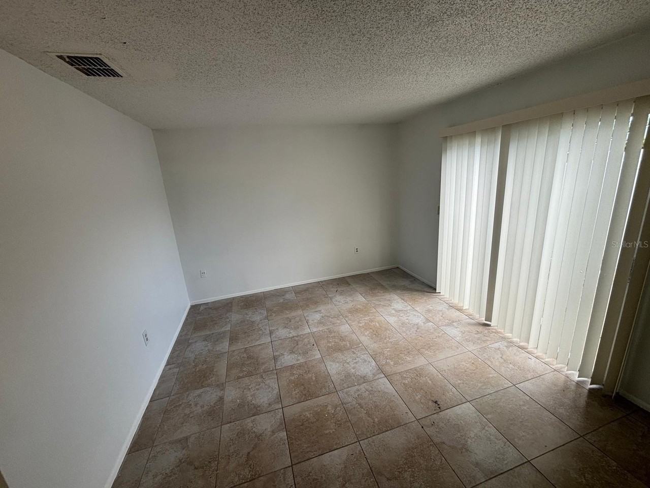 212 Dorchester Sq - Photo 5 of 30