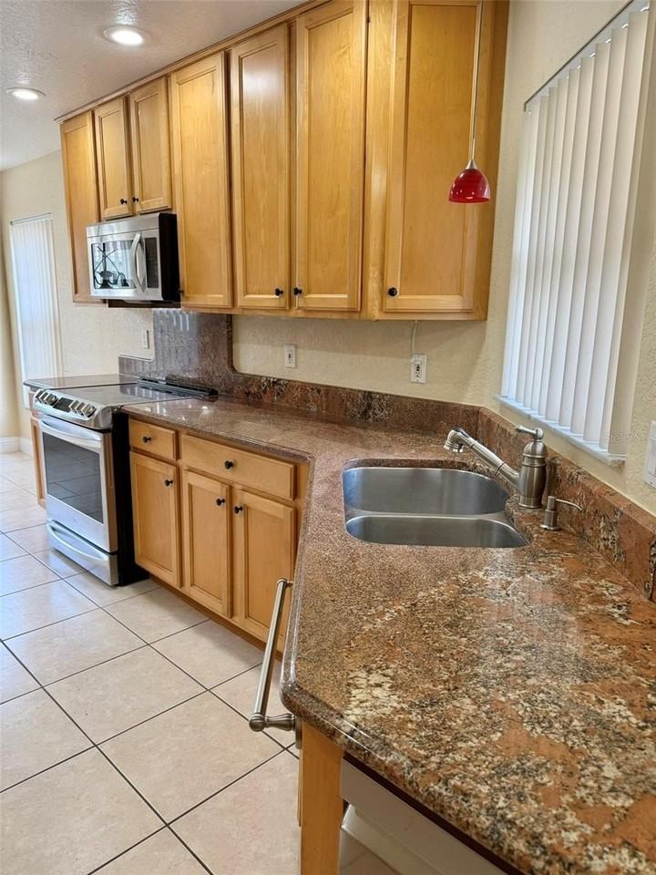 939 Glen Abbey Cir - Photo 4 of 30