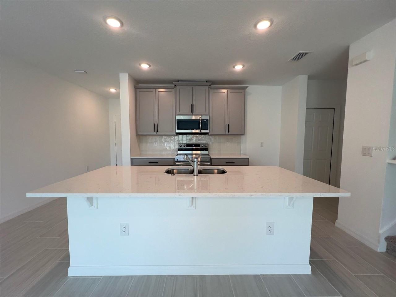 490 Thompson Village Ave - Photo 3 of 35