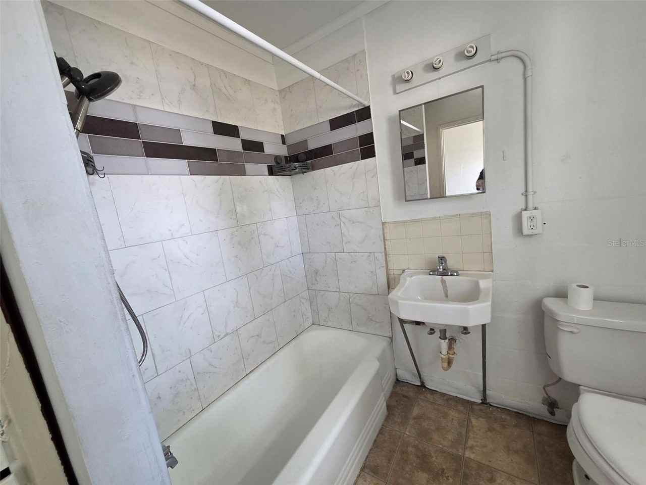 5214 7th St - Photo 6 of 6