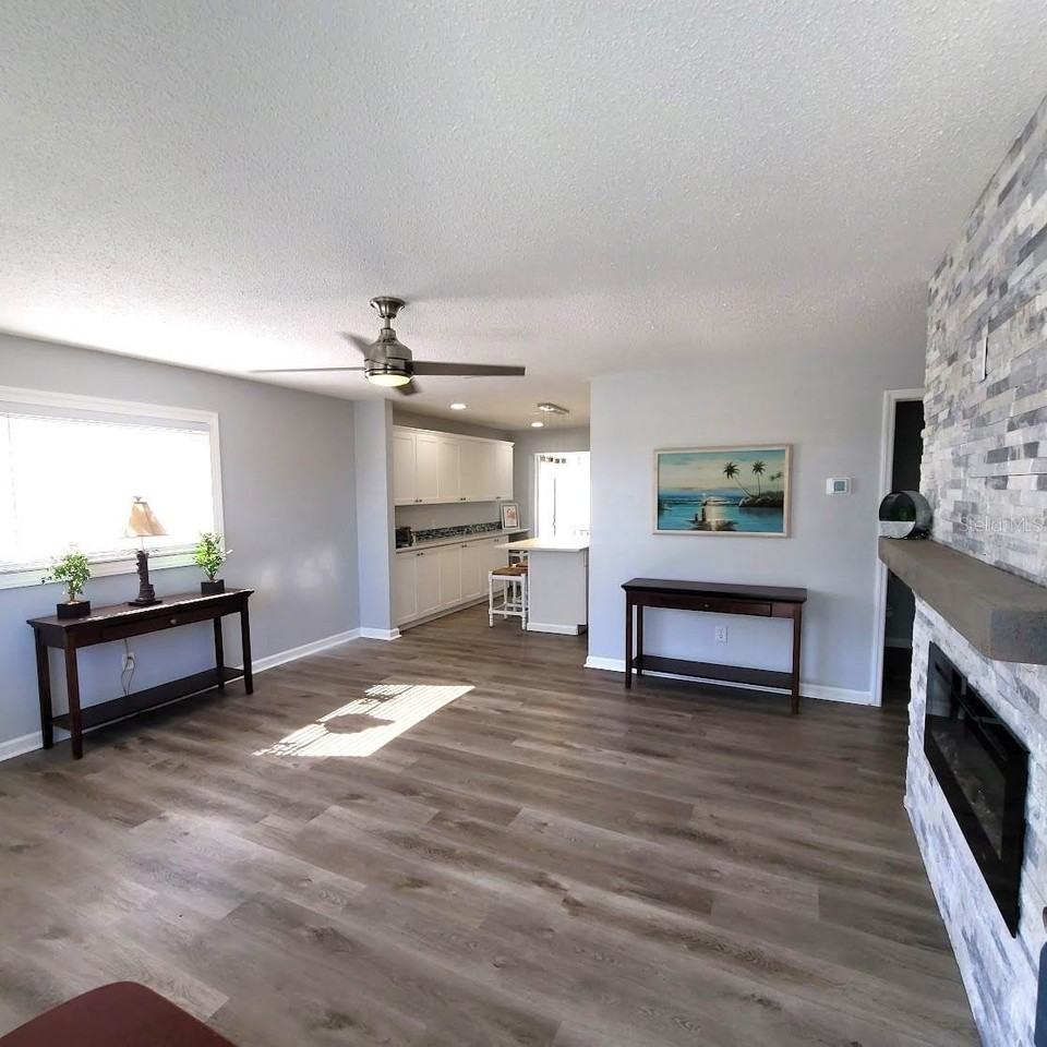 4470 Mainlands Blvd W - Photo 3 of 26