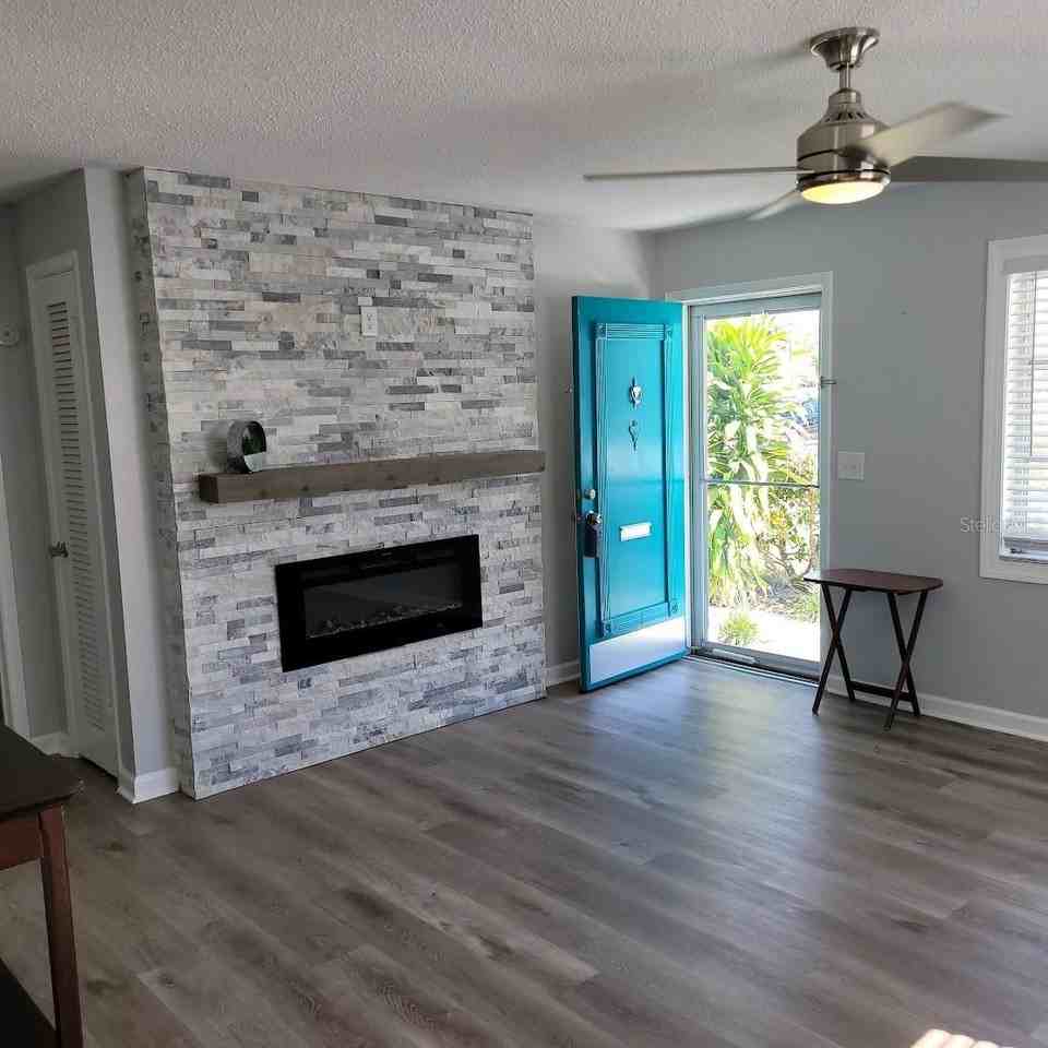 4470 Mainlands Blvd W - Photo 4 of 26