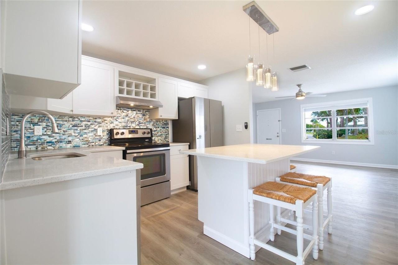 4470 Mainlands Blvd W - Photo 5 of 26
