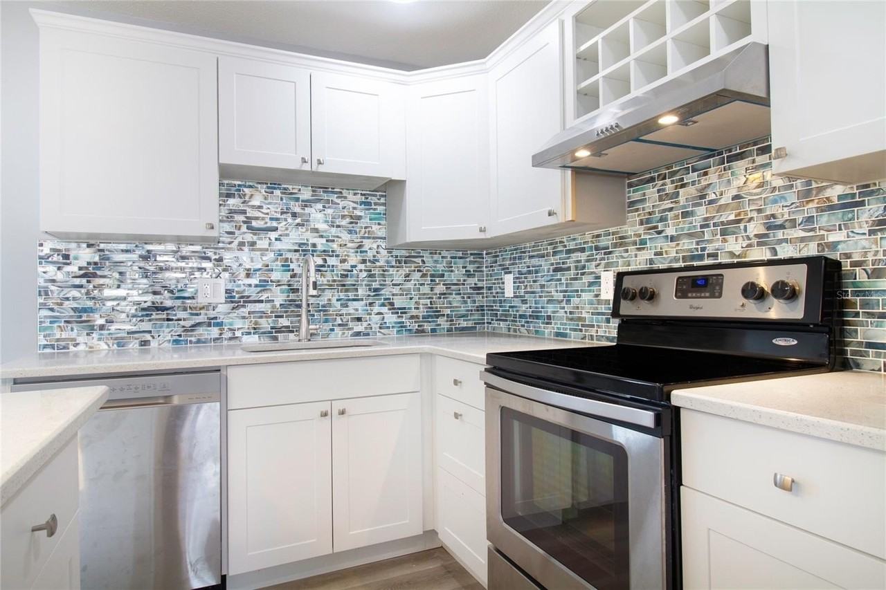 4470 Mainlands Blvd W - Photo 6 of 26