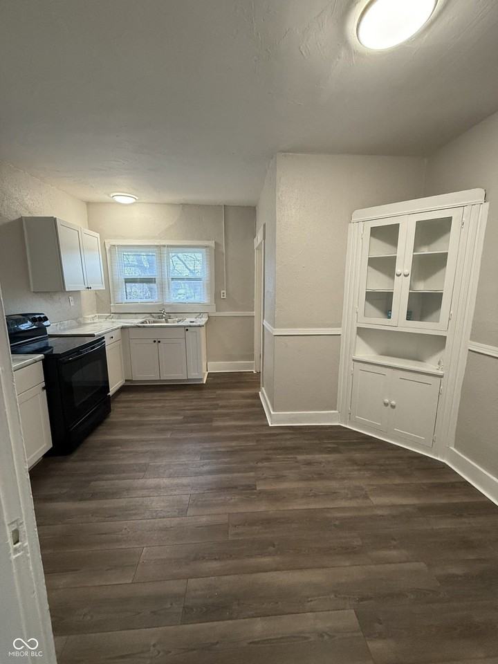 421 N State St - Photo 2 of 8