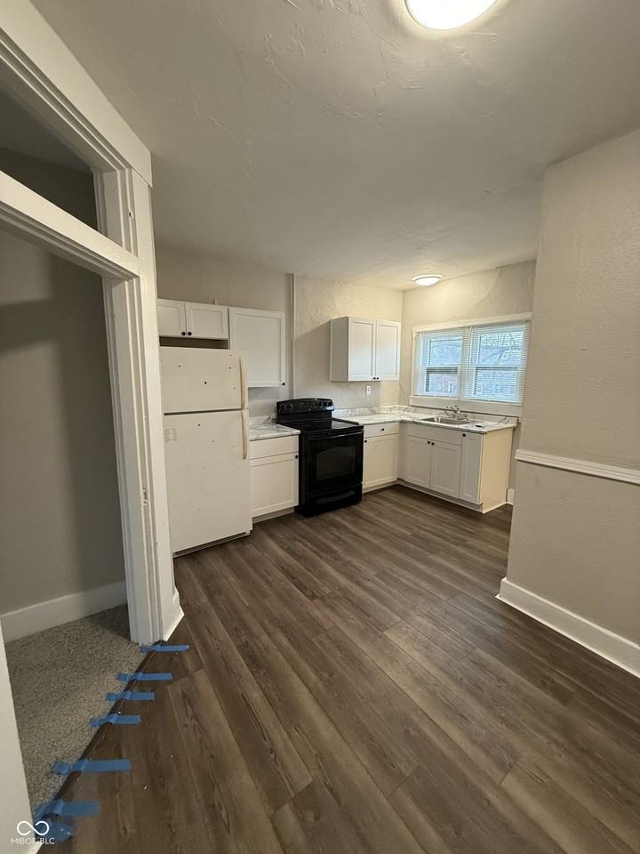 421 N State St - Photo 3 of 8