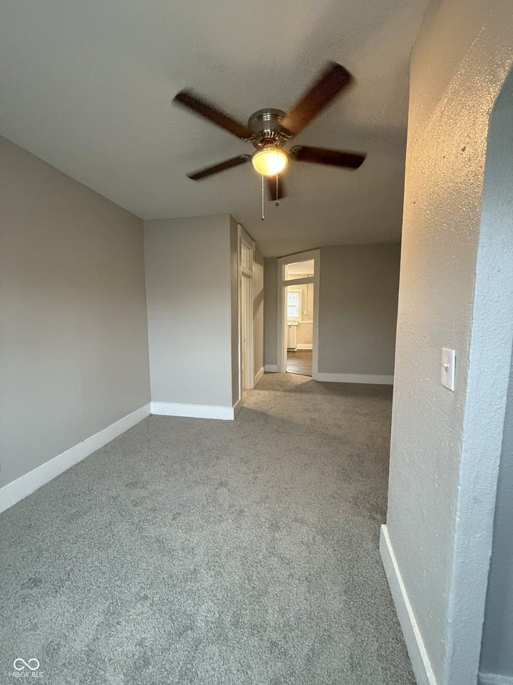 421 N State St - Photo 4 of 8