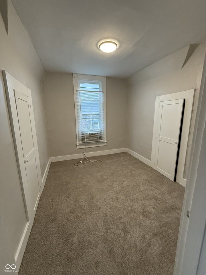 421 N State St - Photo 7 of 8