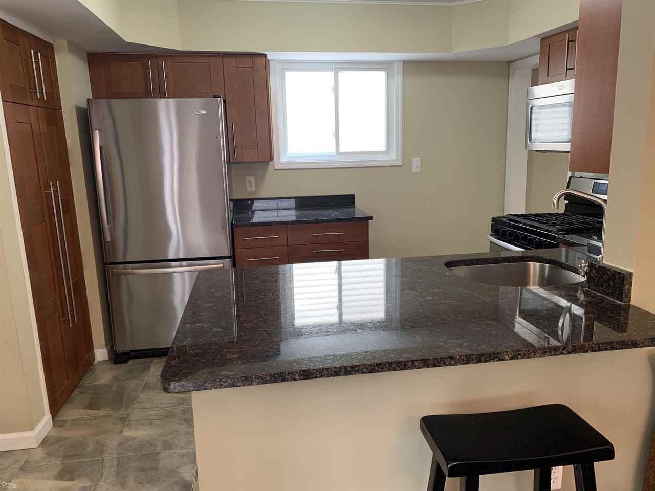 709 Hawthorn Ave - Photo 2 of 19
