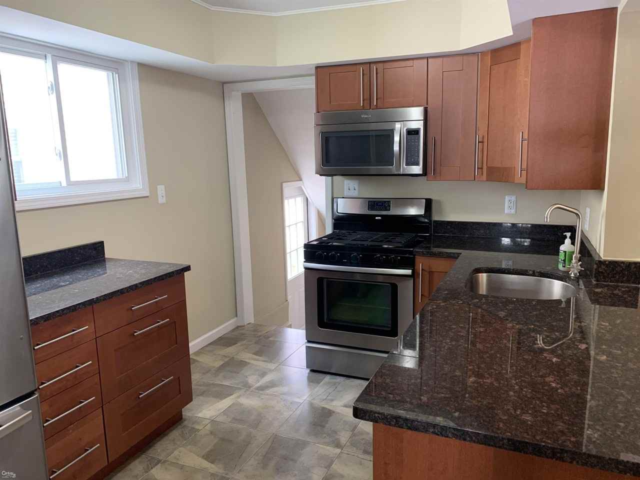 709 Hawthorn Ave - Photo 5 of 19