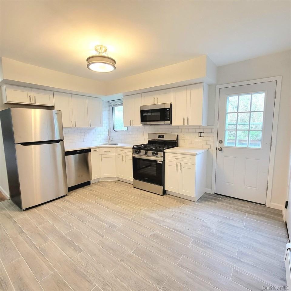 571 Nassau Blvd - Photo 2 of 9