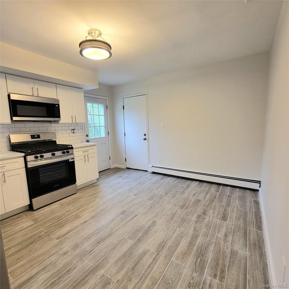 571 Nassau Blvd - Photo 3 of 9