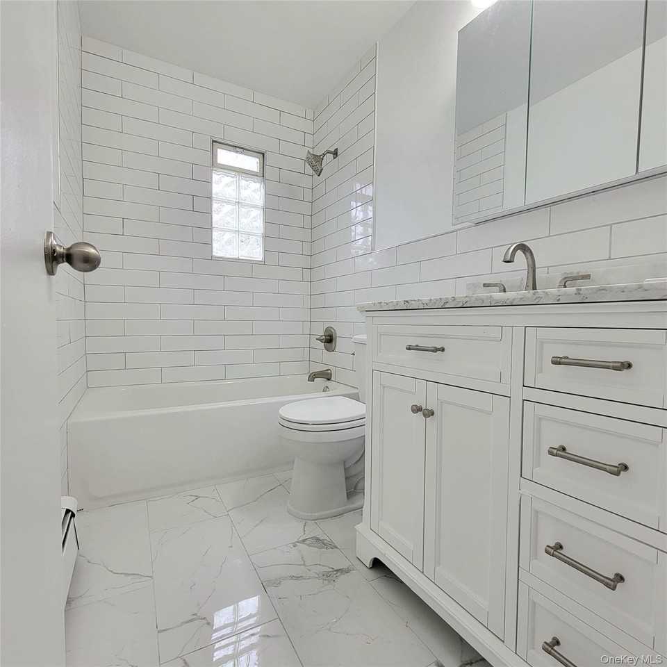 571 Nassau Blvd - Photo 4 of 9