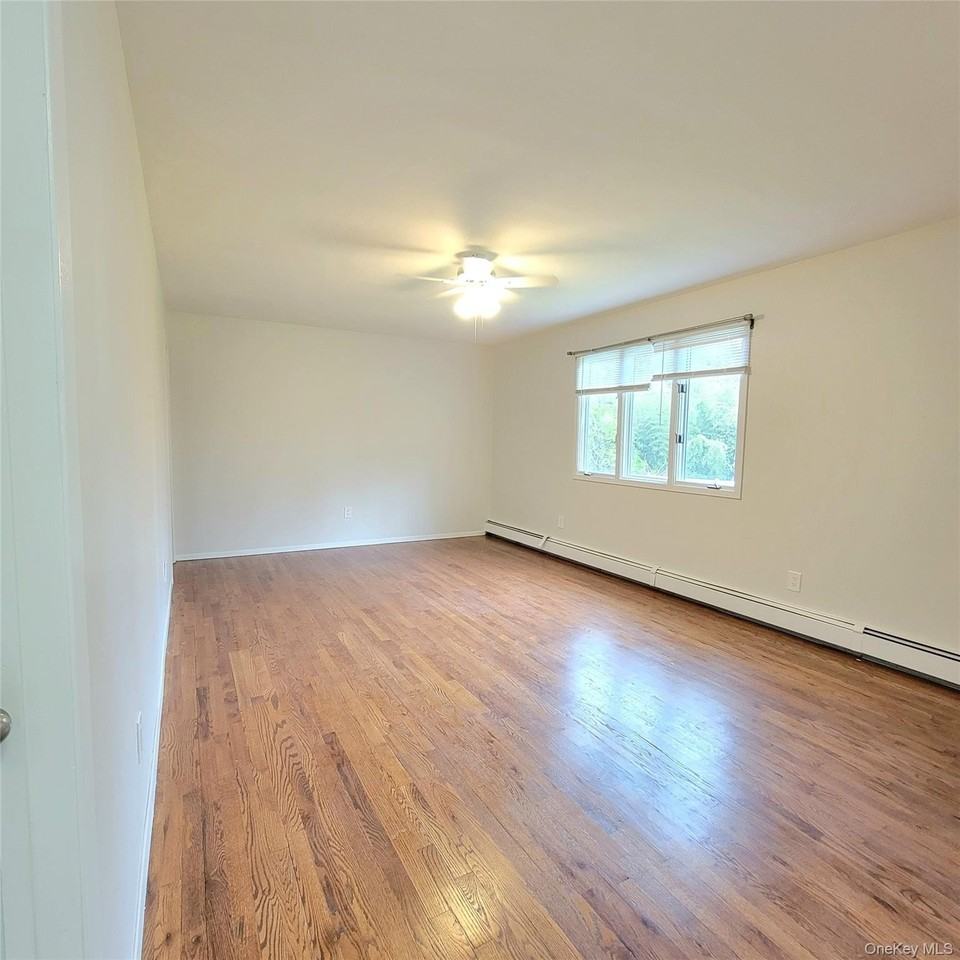 571 Nassau Blvd - Photo 5 of 9