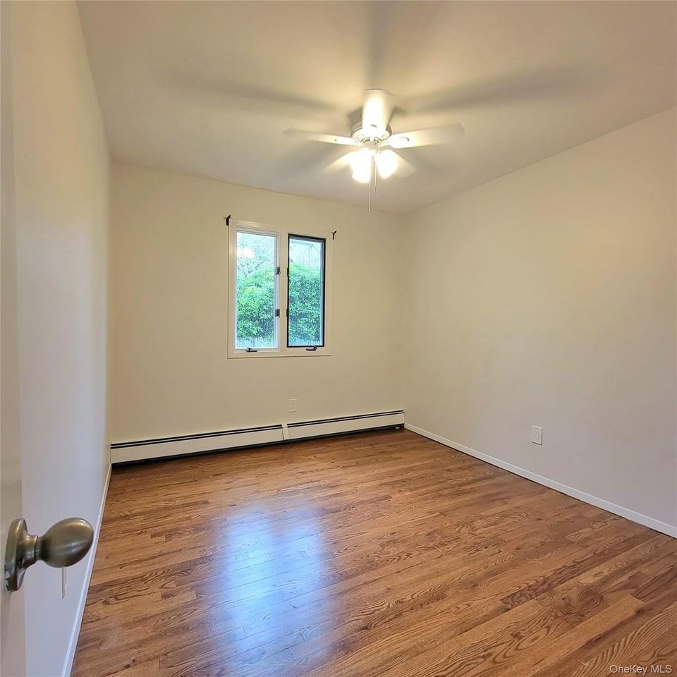 571 Nassau Blvd - Photo 7 of 9