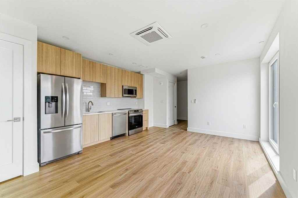 1035 Commonwealth Ave #609