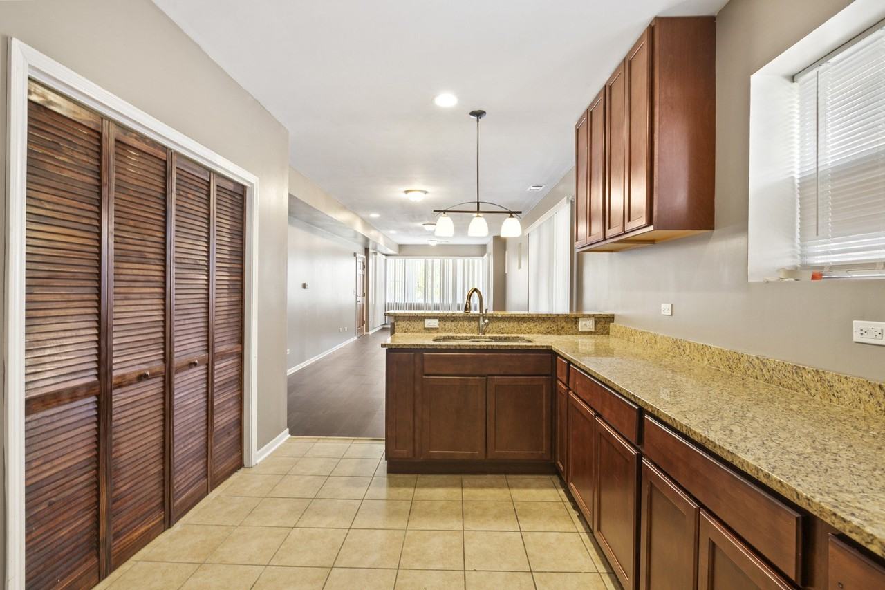 323 Memorial Dr #2 - Photo 5 of 14
