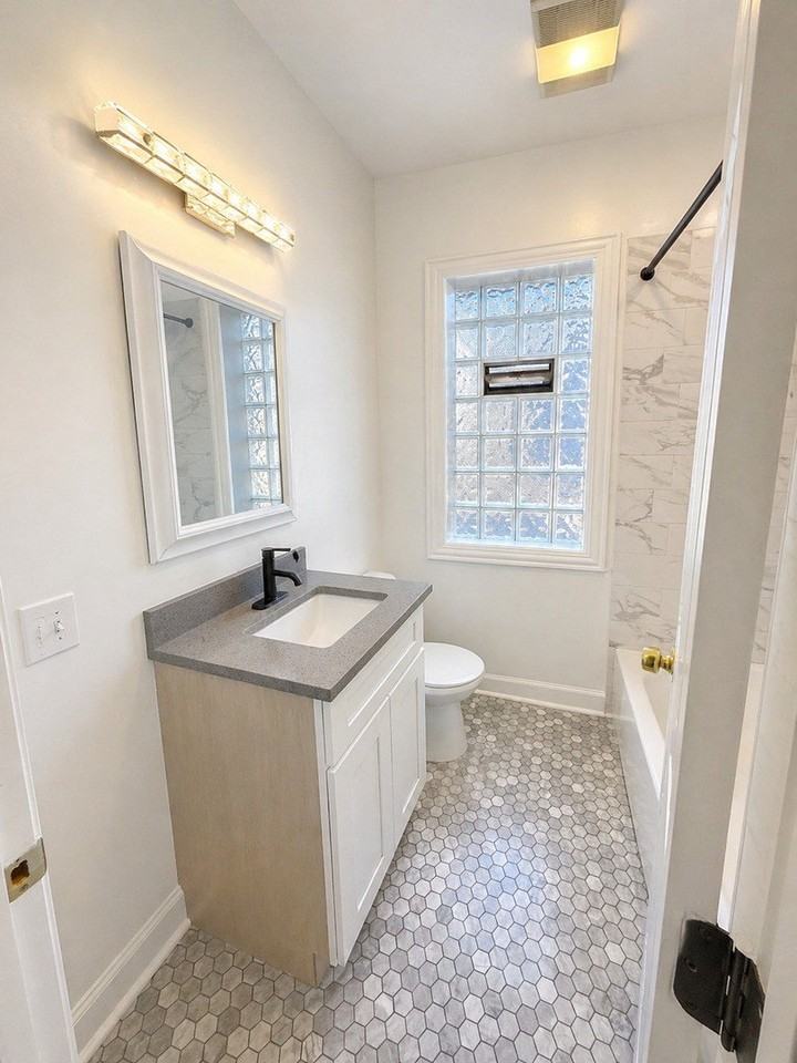 5518 W Melrose St #2 - Photo 2 of 10