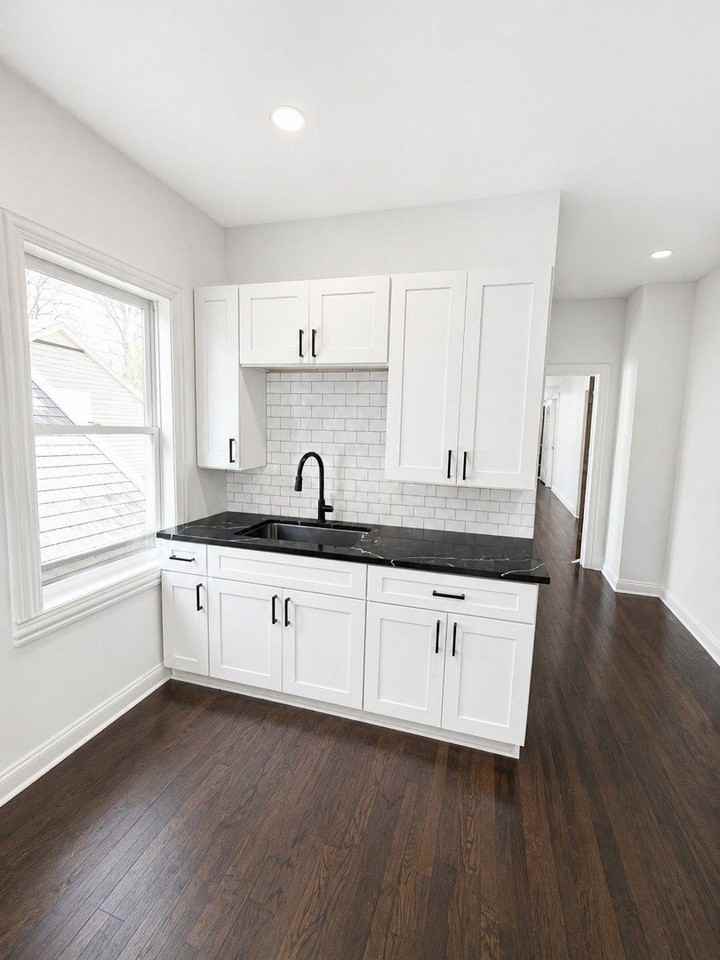 5518 W Melrose St #2 - Photo 4 of 10