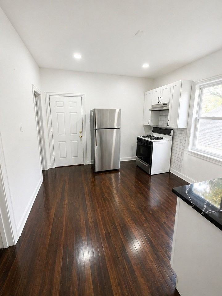 5518 W Melrose St #2 - Photo 5 of 10