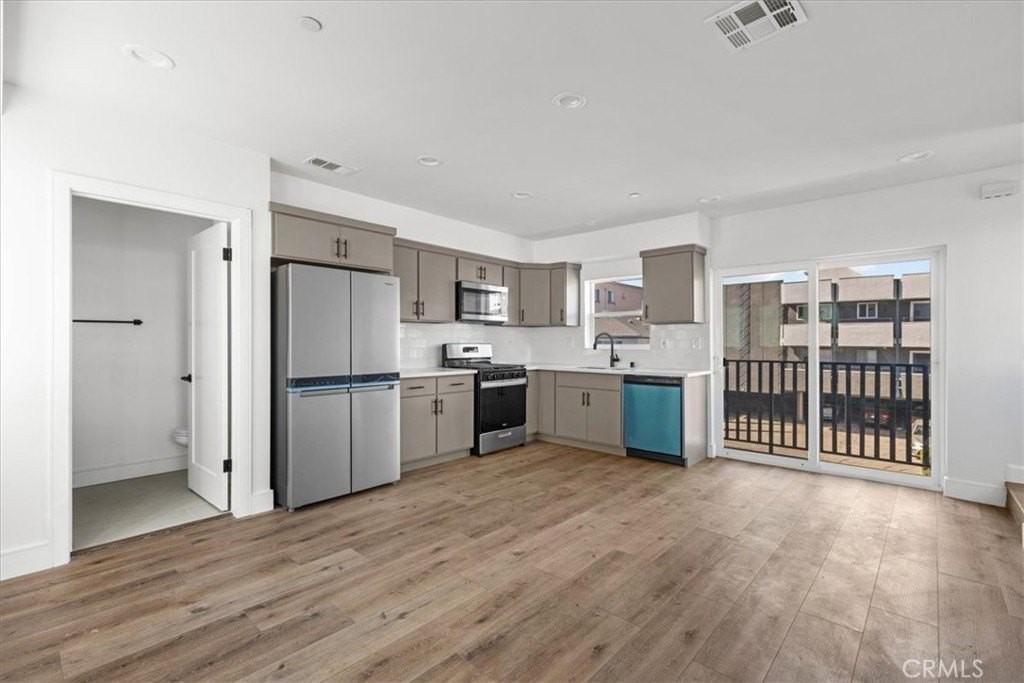860 N Hudson Ave #A - Photo 4 of 18