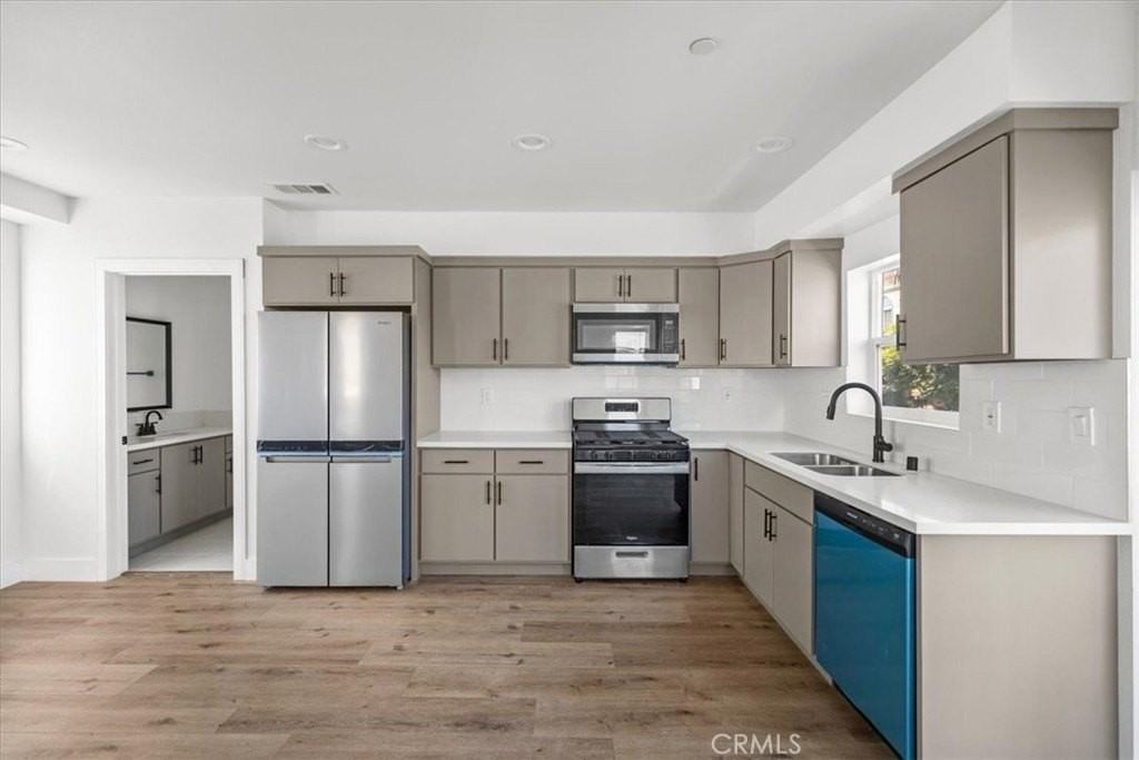 860 N Hudson Ave #A - Photo 5 of 18