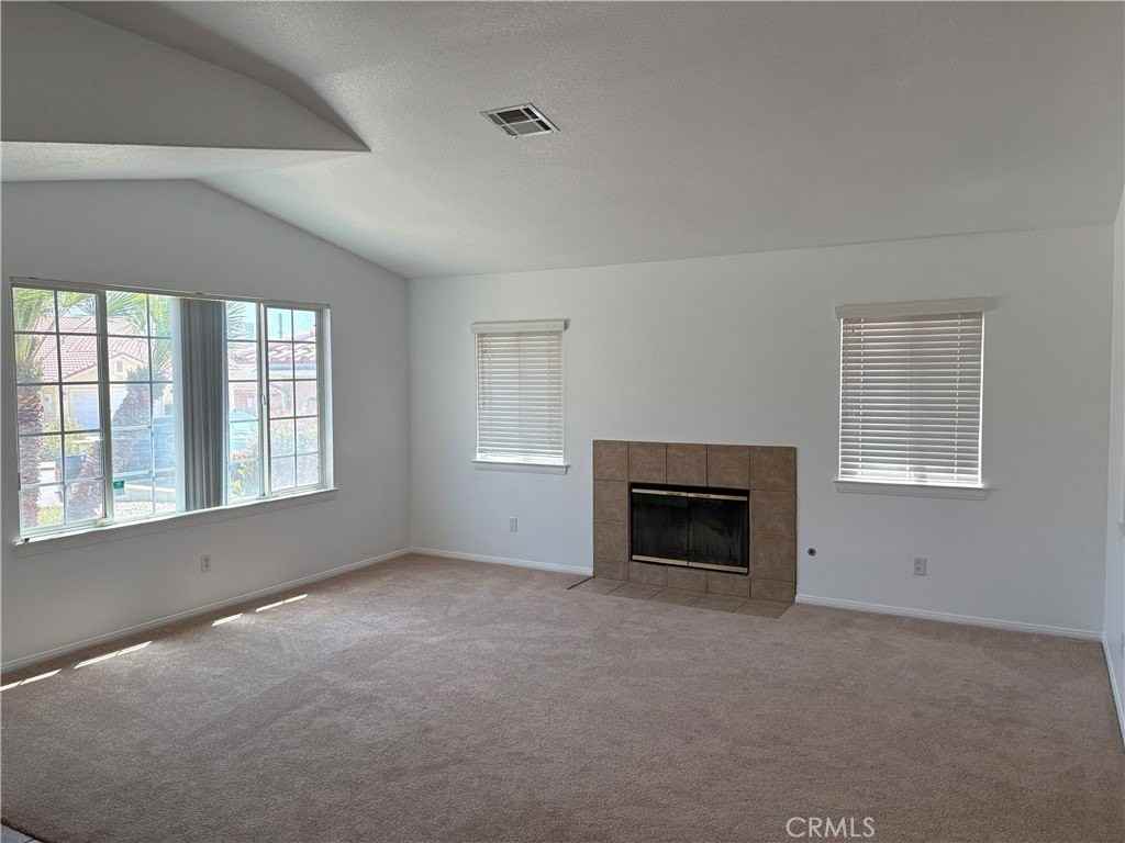 17584 Fisher St - Photo 4 of 23