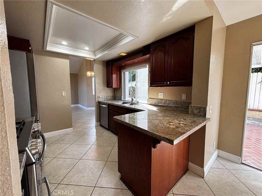 980 Tufts Cir - Photo 3 of 20