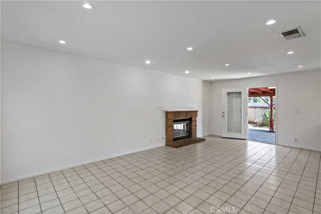 2858 Laureltree Dr - Photo 6 of 50