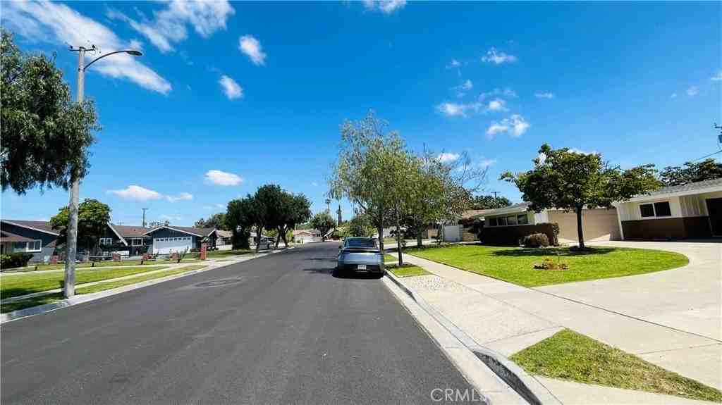 1922 S Kathy Ln - Photo 2 of 23