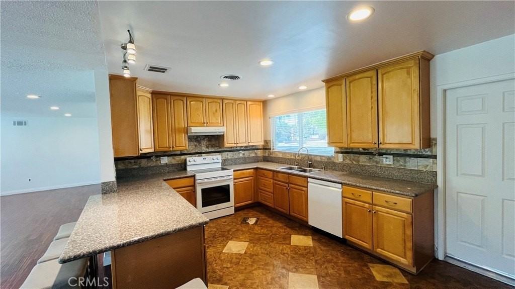1922 S Kathy Ln - Photo 4 of 23