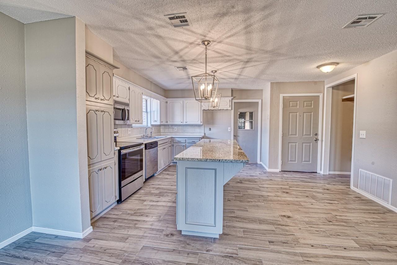 306 Ellison ST - Photo 5 of 14