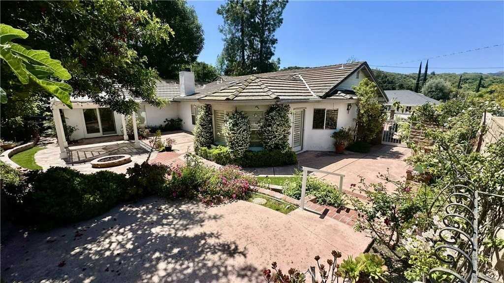 3914 Jameson Pl - Photo 3 of 17