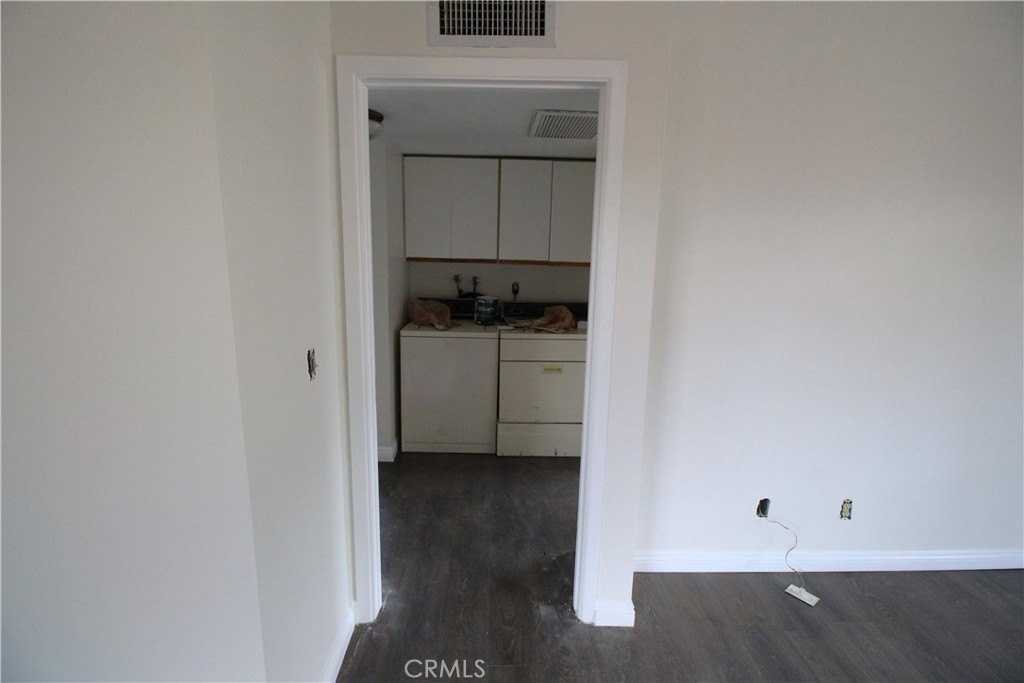 415 W Stocker St #307 - Photo 6 of 10