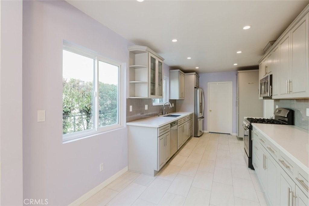 12832 Kling St - Photo 7 of 24