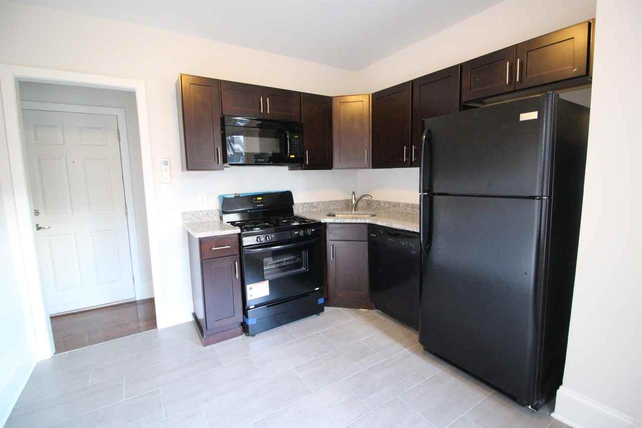 212 E Hanover St - Photo 2 of 11