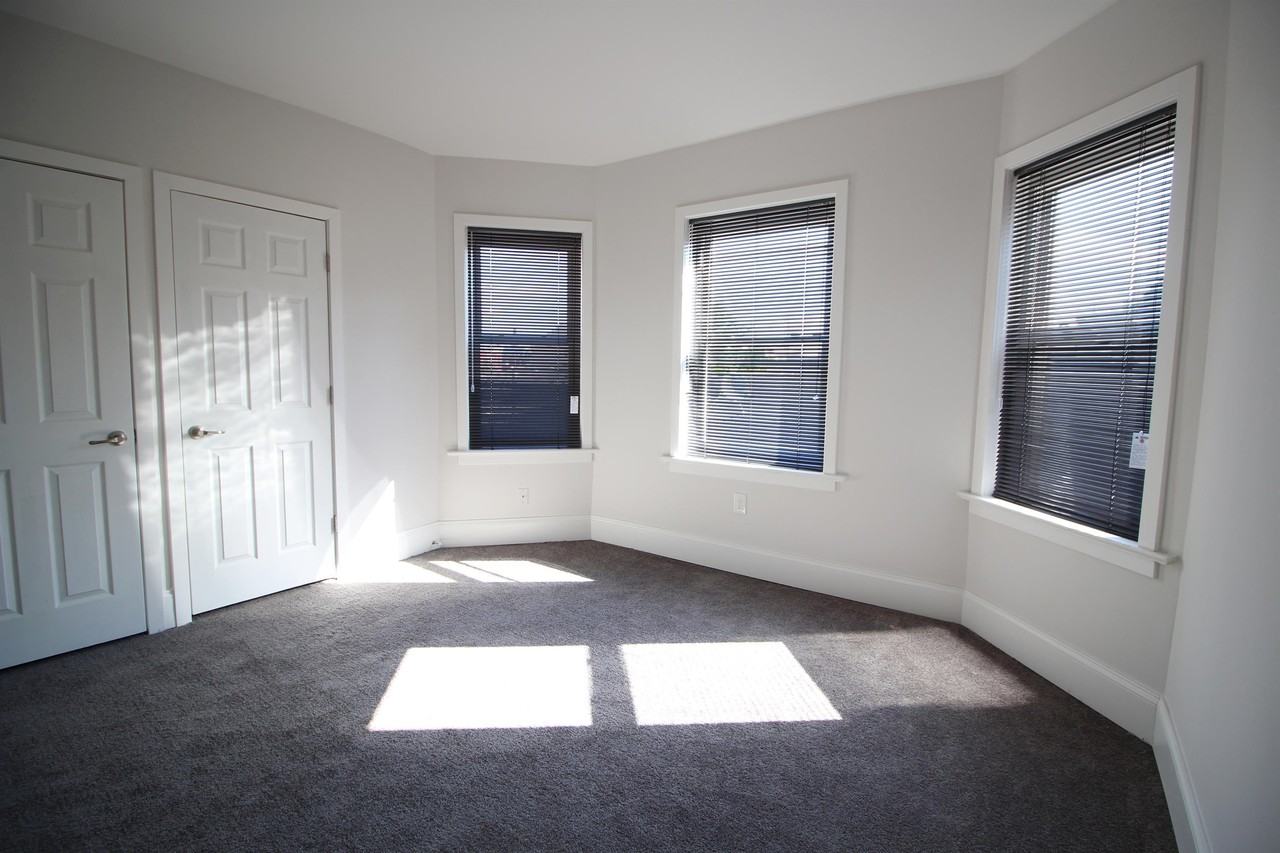 212 E Hanover St - Photo 3 of 11