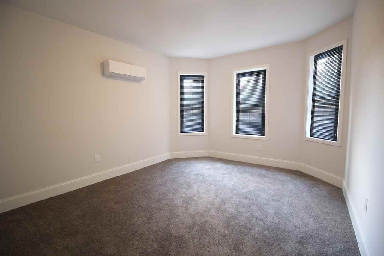 212 E Hanover St - Photo 4 of 11