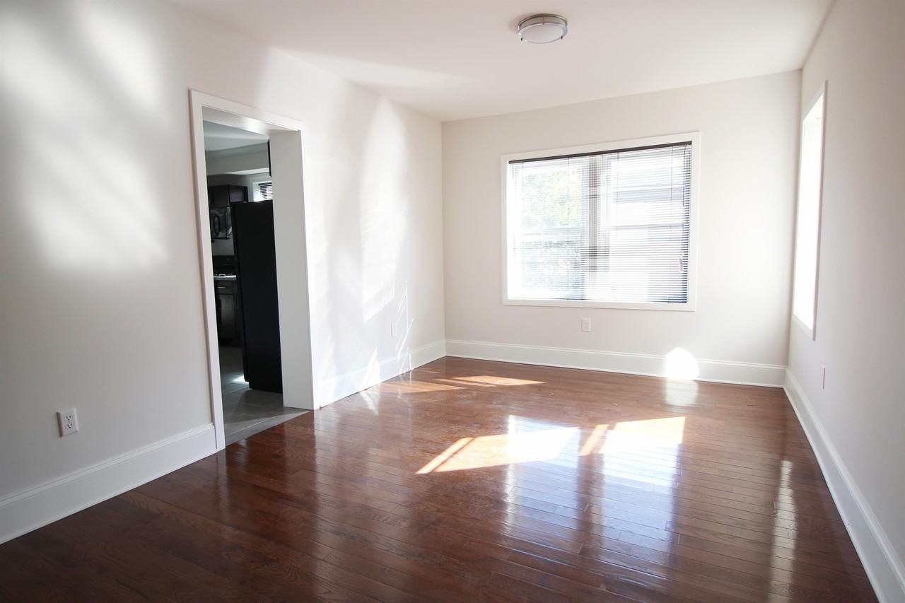 212 E Hanover St - Photo 5 of 11