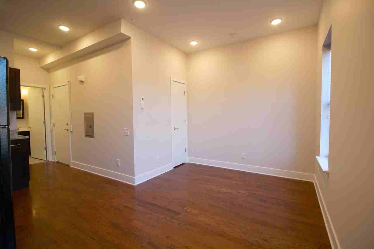 303 Perry St - Photo 7 of 10