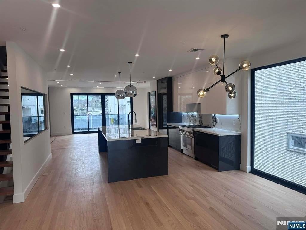 411 Jane St - Photo 2 of 9