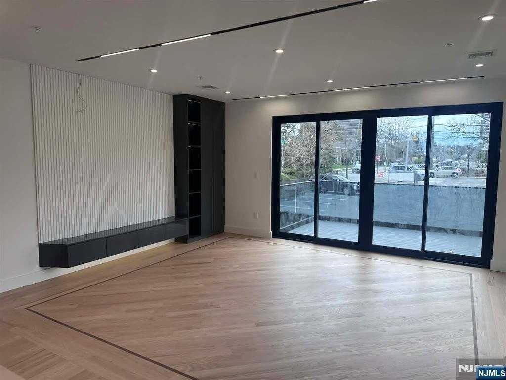 411 Jane St - Photo 3 of 9