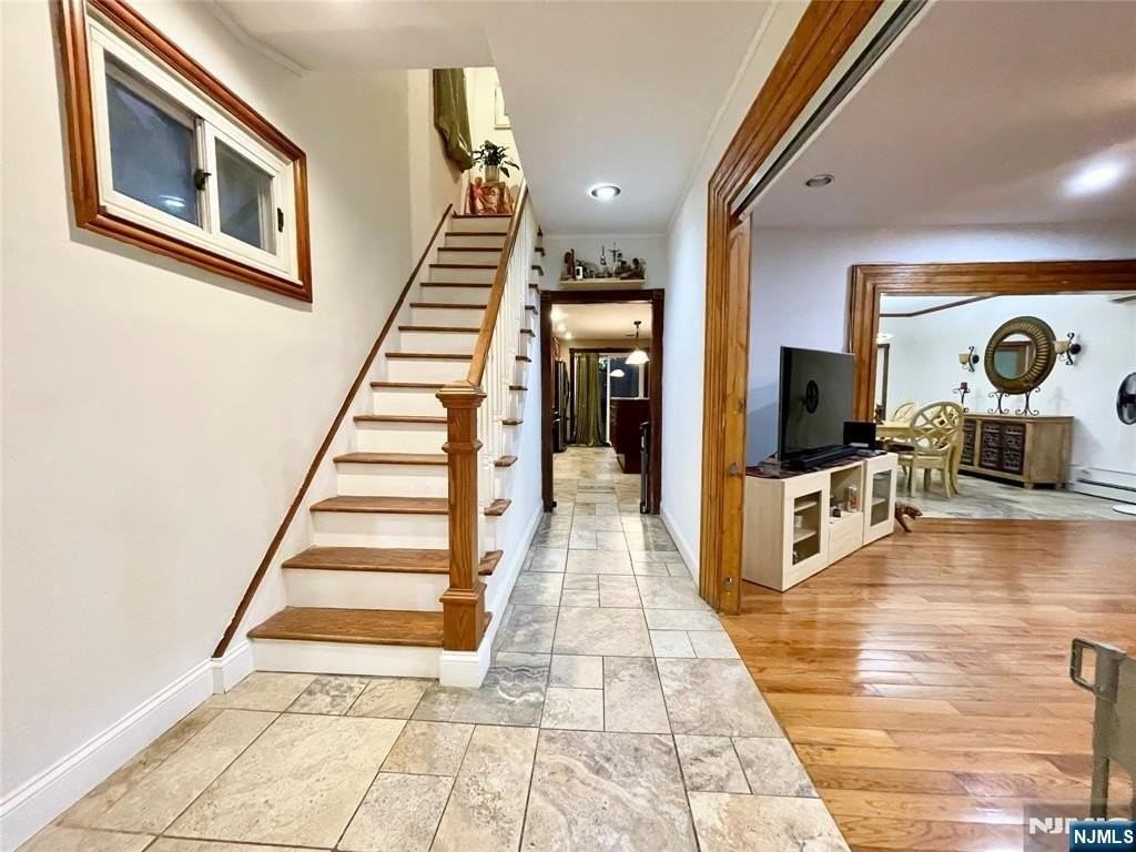 172 Roosevelt Ave - Photo 2 of 24