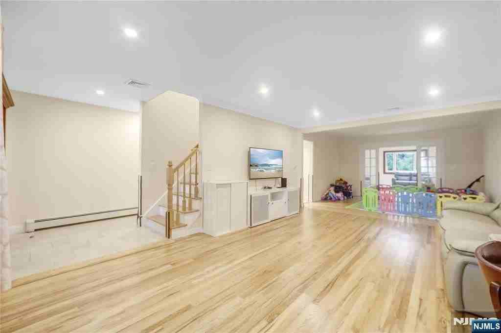99 Lambert Pl - Photo 5 of 25